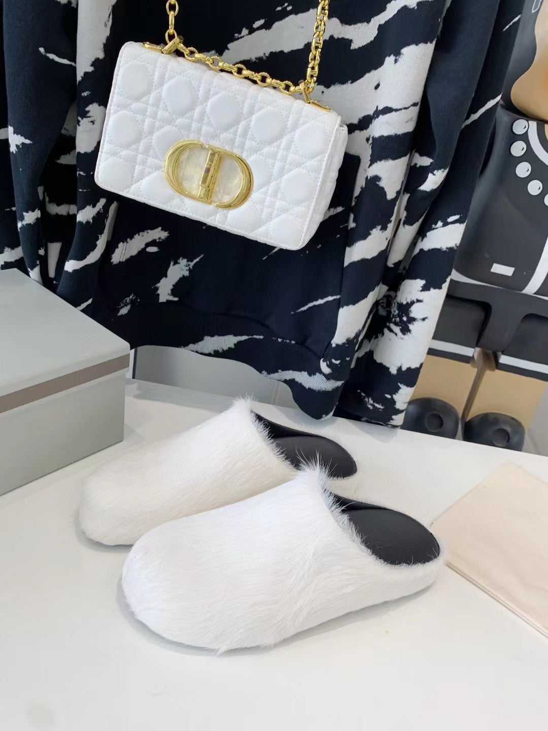 Marni - Zueco Fussbett de piel de ternera con pelo largo, color blanco